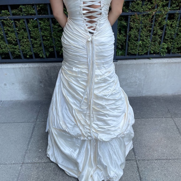 Ivory Silk Wedding Gown by Kleinfelds’s Top Designer Pnina Tornai - Picture 5 of 10